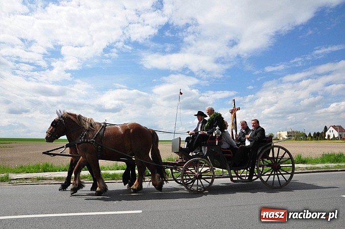 Zdjęcie w galerii na portalu naszraciborz.pl: Rekordowa procesja w Raciborzu-Sudole. Premier Jerzy Buzek na czele wiadomości z regionu