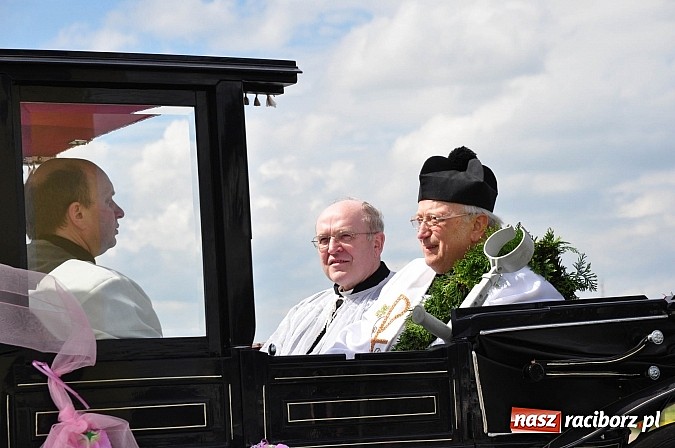 Zdjęcie w galerii na portalu naszraciborz.pl: Rekordowa procesja w Raciborzu-Sudole. Premier Jerzy Buzek na czele wiadomości z regionu