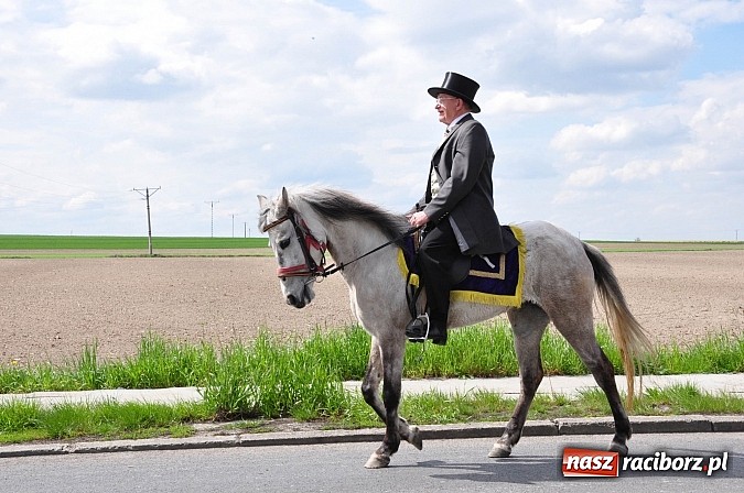 Zdjęcie w galerii na portalu naszraciborz.pl: Rekordowa procesja w Raciborzu-Sudole. Premier Jerzy Buzek na czele wiadomości z regionu
