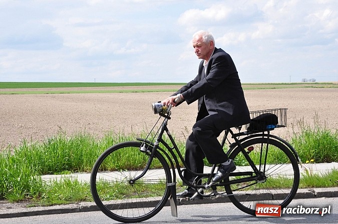 Zdjęcie w galerii na portalu naszraciborz.pl: Rekordowa procesja w Raciborzu-Sudole. Premier Jerzy Buzek na czele wiadomości z regionu