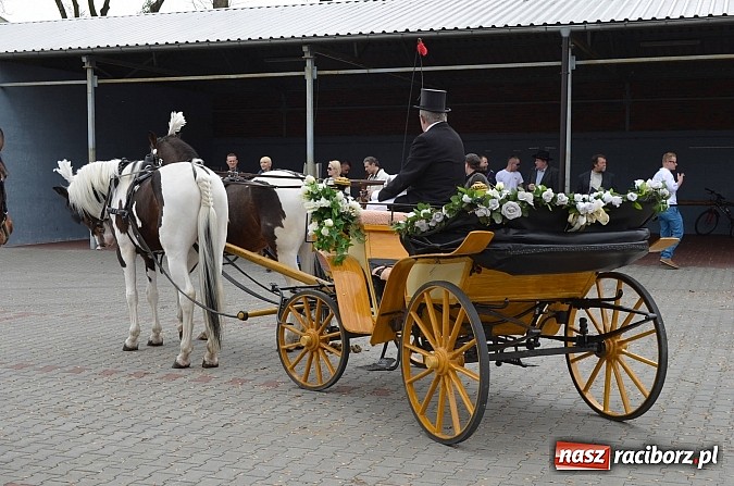 Zdjęcie w galerii na portalu naszraciborz.pl: W Pietrowicach Wielkich szli do cudownego obrazu a potem na obchód pól wiadomości z regionu