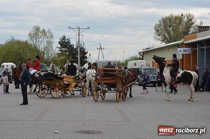 Zdjęcie w galerii na portalu naszraciborz.pl: W Pietrowicach Wielkich szli do cudownego obrazu a potem na obchód pól wiadomości z regionu