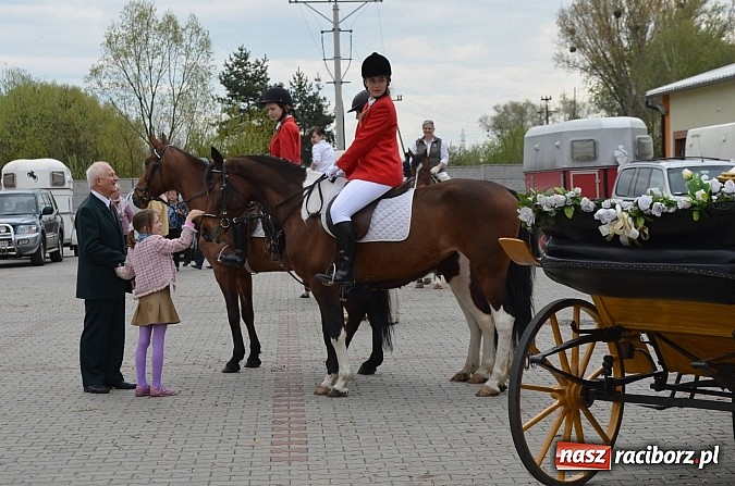 Zdjęcie w galerii na portalu naszraciborz.pl: W Pietrowicach Wielkich szli do cudownego obrazu a potem na obchód pól wiadomości z regionu