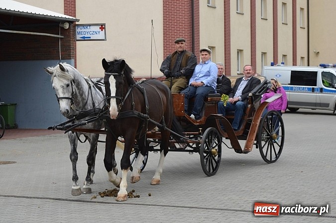 Zdjęcie w galerii na portalu naszraciborz.pl: W Pietrowicach Wielkich szli do cudownego obrazu a potem na obchód pól wiadomości z regionu