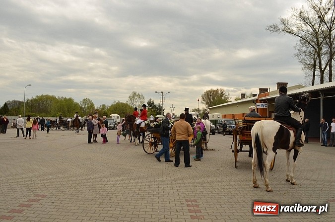 Zdjęcie w galerii na portalu naszraciborz.pl: W Pietrowicach Wielkich szli do cudownego obrazu a potem na obchód pól wiadomości z regionu