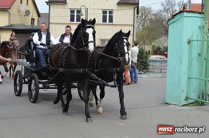 Zdjęcie w galerii na portalu naszraciborz.pl: W Pietrowicach Wielkich szli do cudownego obrazu a potem na obchód pól wiadomości z regionu