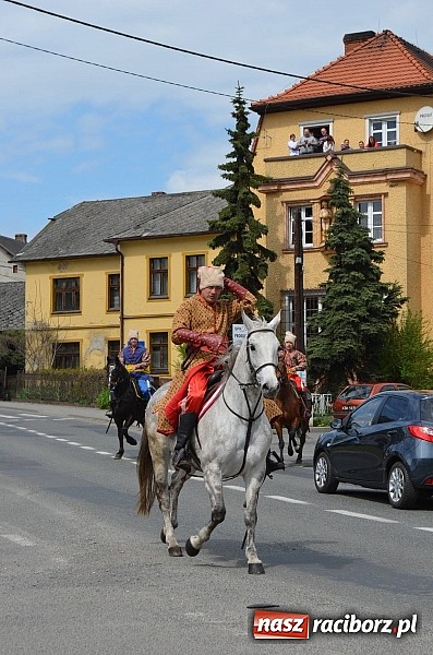 Zdjęcie w galerii na portalu naszraciborz.pl: W Pietrowicach Wielkich szli do cudownego obrazu a potem na obchód pól wiadomości z regionu