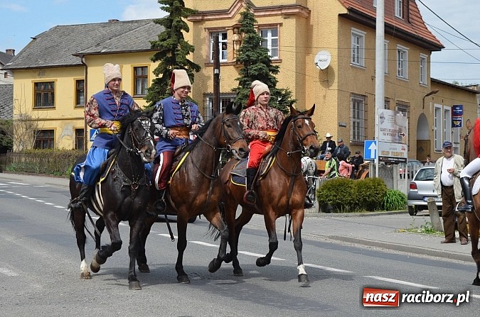 Zdjęcie w galerii na portalu naszraciborz.pl: W Pietrowicach Wielkich szli do cudownego obrazu a potem na obchód pól wiadomości z regionu