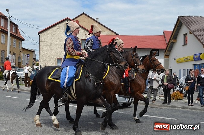 Zdjęcie w galerii na portalu naszraciborz.pl: W Pietrowicach Wielkich szli do cudownego obrazu a potem na obchód pól wiadomości z regionu