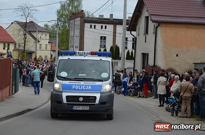 Zdjęcie w galerii na portalu naszraciborz.pl: W Pietrowicach Wielkich szli do cudownego obrazu a potem na obchód pól wiadomości z regionu