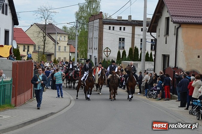 Zdjęcie w galerii na portalu naszraciborz.pl: W Pietrowicach Wielkich szli do cudownego obrazu a potem na obchód pól wiadomości z regionu