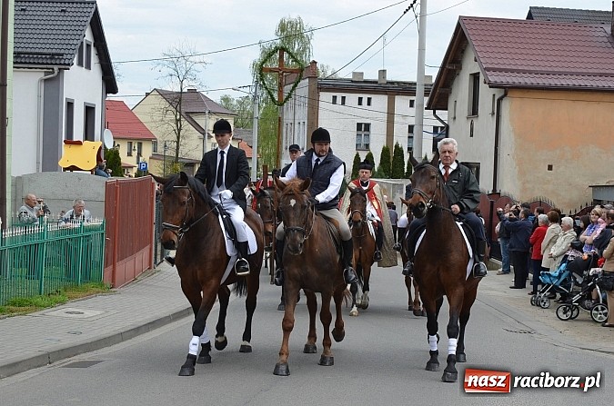 Zdjęcie w galerii na portalu naszraciborz.pl: W Pietrowicach Wielkich szli do cudownego obrazu a potem na obchód pól wiadomości z regionu