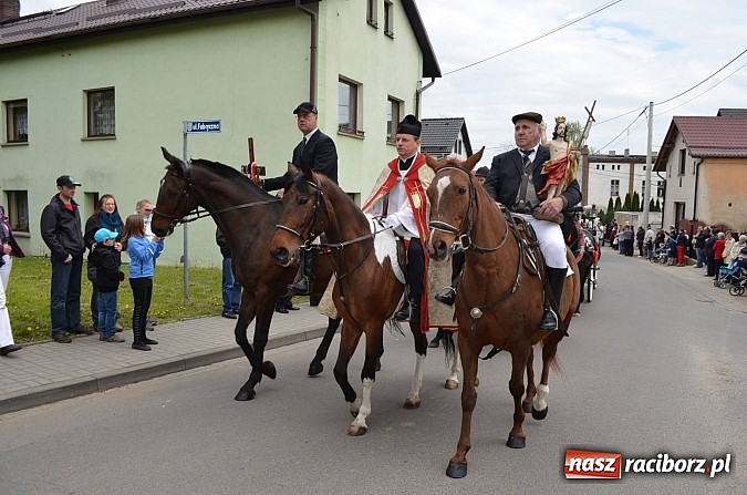 Zdjęcie w galerii na portalu naszraciborz.pl: W Pietrowicach Wielkich szli do cudownego obrazu a potem na obchód pól wiadomości z regionu