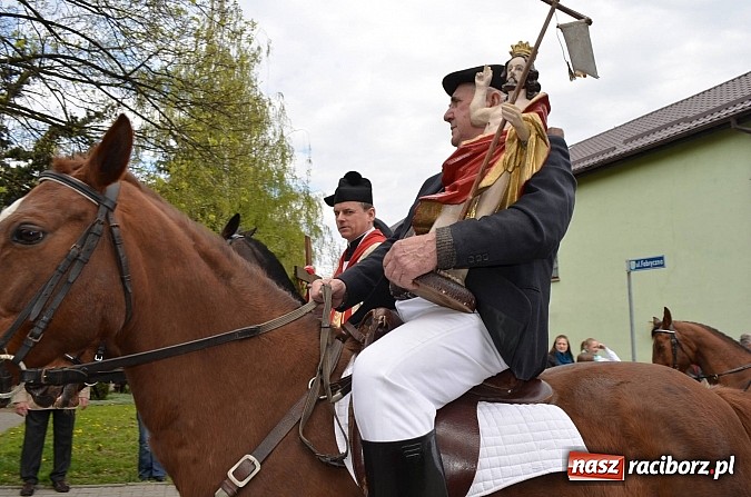 Zdjęcie w galerii na portalu naszraciborz.pl: W Pietrowicach Wielkich szli do cudownego obrazu a potem na obchód pól wiadomości z regionu
