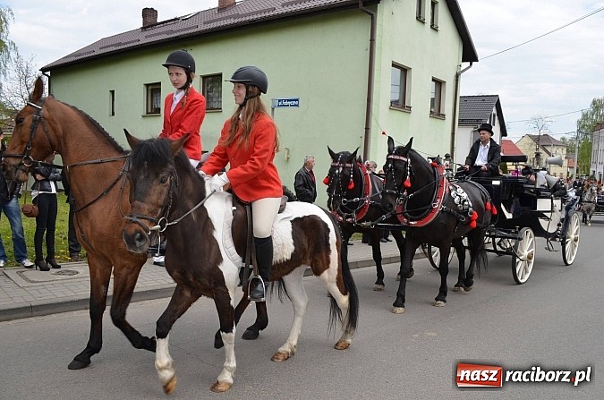 Zdjęcie w galerii na portalu naszraciborz.pl: W Pietrowicach Wielkich szli do cudownego obrazu a potem na obchód pól wiadomości z regionu