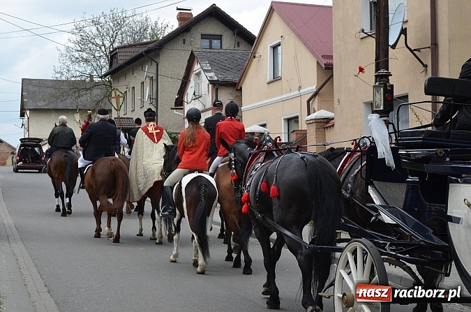 Zdjęcie w galerii na portalu naszraciborz.pl: W Pietrowicach Wielkich szli do cudownego obrazu a potem na obchód pól wiadomości z regionu