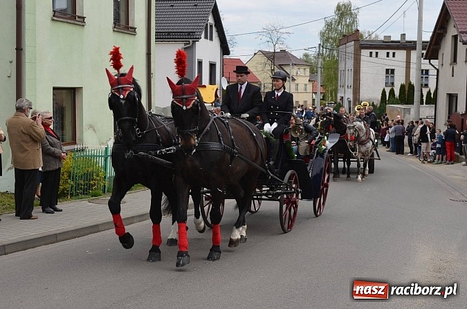Zdjęcie w galerii na portalu naszraciborz.pl: W Pietrowicach Wielkich szli do cudownego obrazu a potem na obchód pól wiadomości z regionu