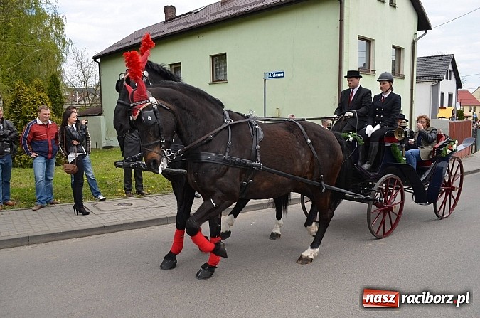 Zdjęcie w galerii na portalu naszraciborz.pl: W Pietrowicach Wielkich szli do cudownego obrazu a potem na obchód pól wiadomości z regionu
