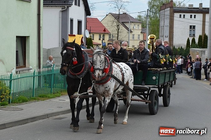 Zdjęcie w galerii na portalu naszraciborz.pl: W Pietrowicach Wielkich szli do cudownego obrazu a potem na obchód pól wiadomości z regionu