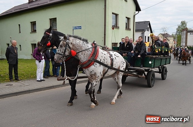 Zdjęcie w galerii na portalu naszraciborz.pl: W Pietrowicach Wielkich szli do cudownego obrazu a potem na obchód pól wiadomości z regionu