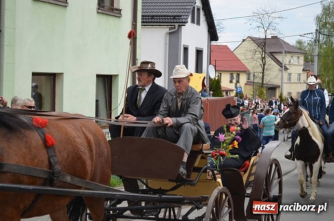 Zdjęcie w galerii na portalu naszraciborz.pl: W Pietrowicach Wielkich szli do cudownego obrazu a potem na obchód pól wiadomości z regionu