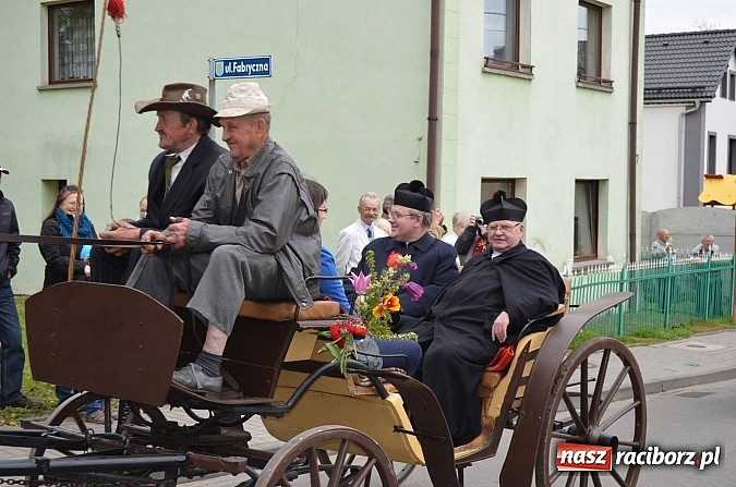 Zdjęcie w galerii na portalu naszraciborz.pl: W Pietrowicach Wielkich szli do cudownego obrazu a potem na obchód pól wiadomości z regionu