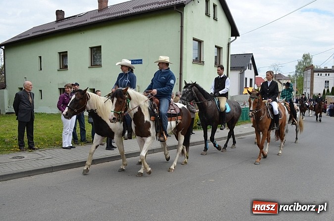 Zdjęcie w galerii na portalu naszraciborz.pl: W Pietrowicach Wielkich szli do cudownego obrazu a potem na obchód pól wiadomości z regionu