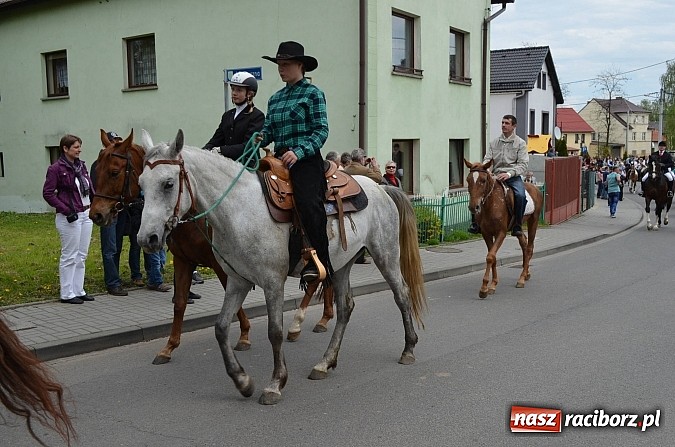 Zdjęcie w galerii na portalu naszraciborz.pl: W Pietrowicach Wielkich szli do cudownego obrazu a potem na obchód pól wiadomości z regionu