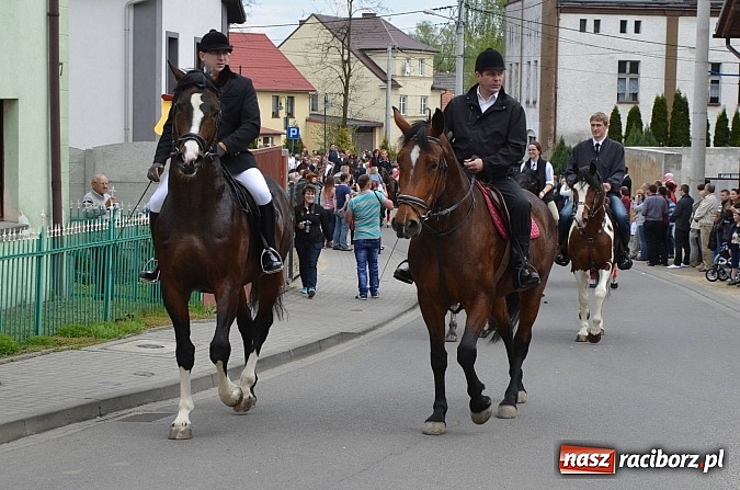Zdjęcie w galerii na portalu naszraciborz.pl: W Pietrowicach Wielkich szli do cudownego obrazu a potem na obchód pól wiadomości z regionu
