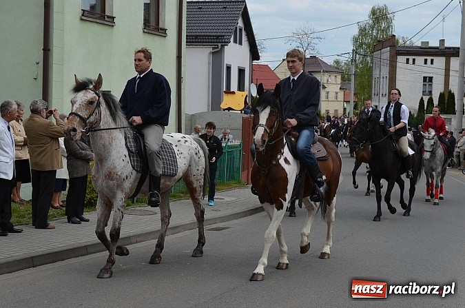 Zdjęcie w galerii na portalu naszraciborz.pl: W Pietrowicach Wielkich szli do cudownego obrazu a potem na obchód pól wiadomości z regionu
