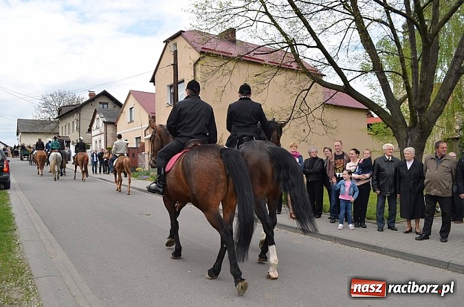 Zdjęcie w galerii na portalu naszraciborz.pl: W Pietrowicach Wielkich szli do cudownego obrazu a potem na obchód pól wiadomości z regionu