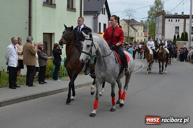 Zdjęcie w galerii na portalu naszraciborz.pl: W Pietrowicach Wielkich szli do cudownego obrazu a potem na obchód pól wiadomości z regionu