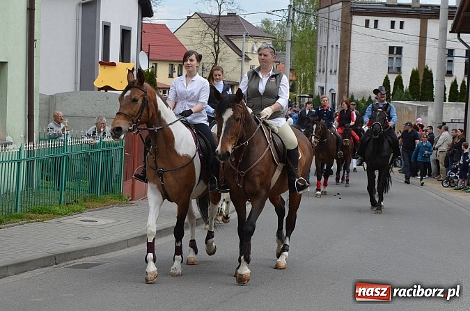 Zdjęcie w galerii na portalu naszraciborz.pl: W Pietrowicach Wielkich szli do cudownego obrazu a potem na obchód pól wiadomości z regionu
