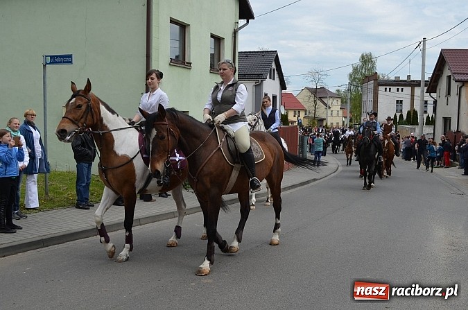 Zdjęcie w galerii na portalu naszraciborz.pl: W Pietrowicach Wielkich szli do cudownego obrazu a potem na obchód pól wiadomości z regionu