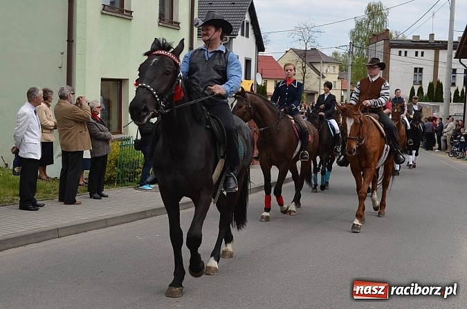 Zdjęcie w galerii na portalu naszraciborz.pl: W Pietrowicach Wielkich szli do cudownego obrazu a potem na obchód pól wiadomości z regionu
