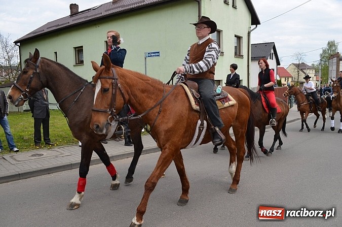 Zdjęcie w galerii na portalu naszraciborz.pl: W Pietrowicach Wielkich szli do cudownego obrazu a potem na obchód pól wiadomości z regionu