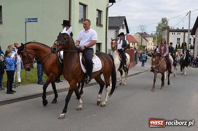 Zdjęcie w galerii na portalu naszraciborz.pl: W Pietrowicach Wielkich szli do cudownego obrazu a potem na obchód pól wiadomości z regionu