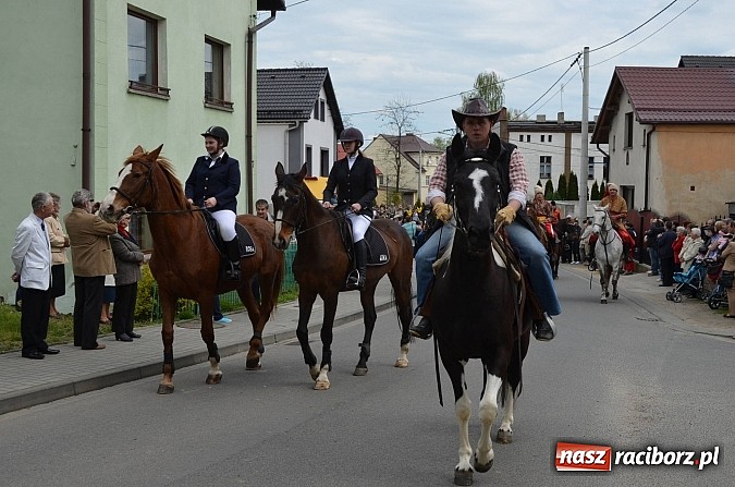Zdjęcie w galerii na portalu naszraciborz.pl: W Pietrowicach Wielkich szli do cudownego obrazu a potem na obchód pól wiadomości z regionu