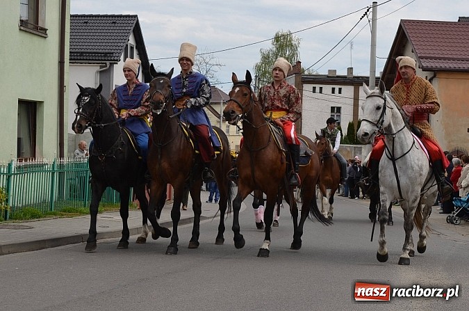 Zdjęcie w galerii na portalu naszraciborz.pl: W Pietrowicach Wielkich szli do cudownego obrazu a potem na obchód pól wiadomości z regionu