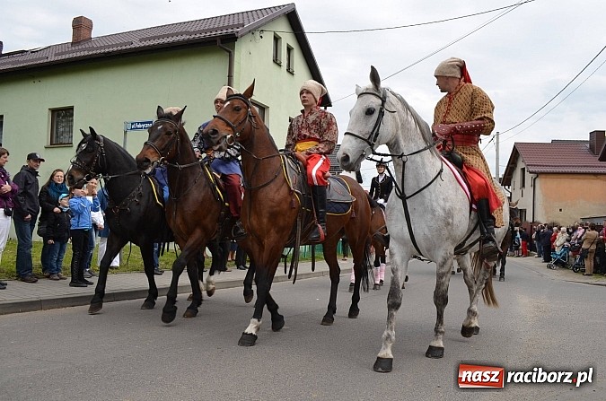 Zdjęcie w galerii na portalu naszraciborz.pl: W Pietrowicach Wielkich szli do cudownego obrazu a potem na obchód pól wiadomości z regionu