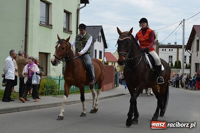 Zdjęcie w galerii na portalu naszraciborz.pl: W Pietrowicach Wielkich szli do cudownego obrazu a potem na obchód pól wiadomości z regionu