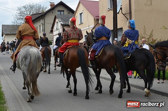 Zdjęcie w galerii na portalu naszraciborz.pl: W Pietrowicach Wielkich szli do cudownego obrazu a potem na obchód pól wiadomości z regionu