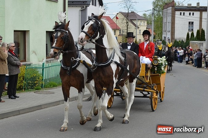 Zdjęcie w galerii na portalu naszraciborz.pl: W Pietrowicach Wielkich szli do cudownego obrazu a potem na obchód pól wiadomości z regionu