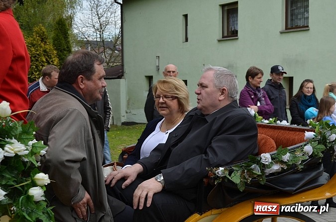 Zdjęcie w galerii na portalu naszraciborz.pl: W Pietrowicach Wielkich szli do cudownego obrazu a potem na obchód pól wiadomości z regionu