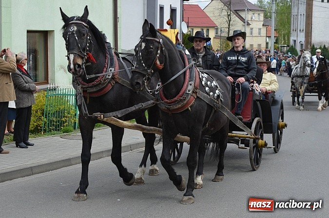 Zdjęcie w galerii na portalu naszraciborz.pl: W Pietrowicach Wielkich szli do cudownego obrazu a potem na obchód pól wiadomości z regionu