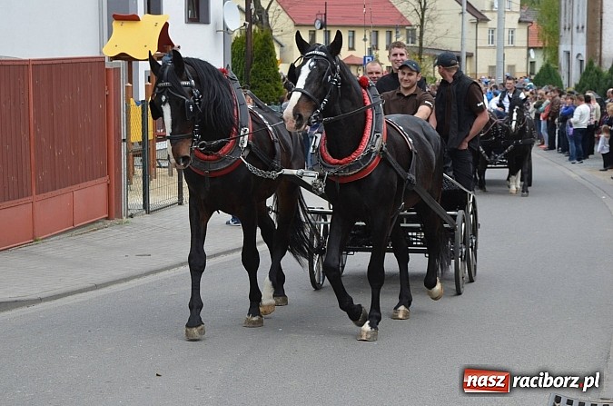 Zdjęcie w galerii na portalu naszraciborz.pl: W Pietrowicach Wielkich szli do cudownego obrazu a potem na obchód pól wiadomości z regionu