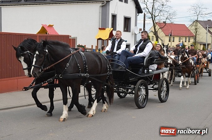 Zdjęcie w galerii na portalu naszraciborz.pl: W Pietrowicach Wielkich szli do cudownego obrazu a potem na obchód pól wiadomości z regionu