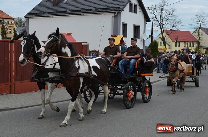 Zdjęcie w galerii na portalu naszraciborz.pl: W Pietrowicach Wielkich szli do cudownego obrazu a potem na obchód pól wiadomości z regionu