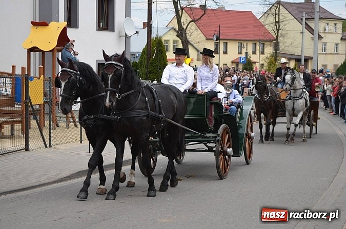 Zdjęcie w galerii na portalu naszraciborz.pl: W Pietrowicach Wielkich szli do cudownego obrazu a potem na obchód pól wiadomości z regionu