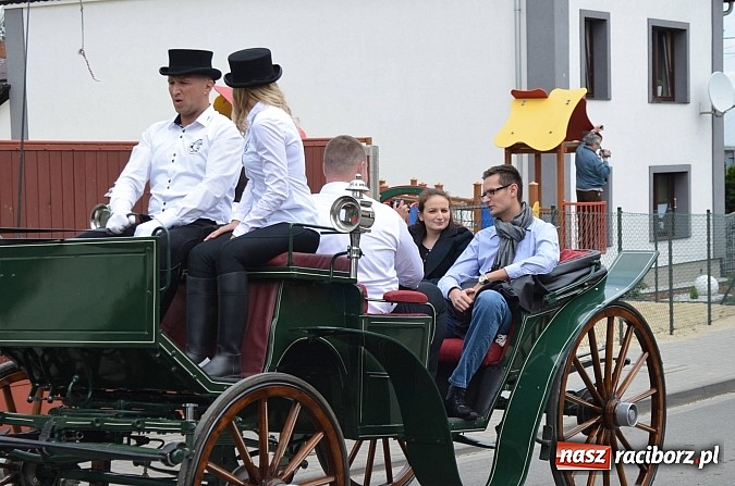 Zdjęcie w galerii na portalu naszraciborz.pl: W Pietrowicach Wielkich szli do cudownego obrazu a potem na obchód pól wiadomości z regionu